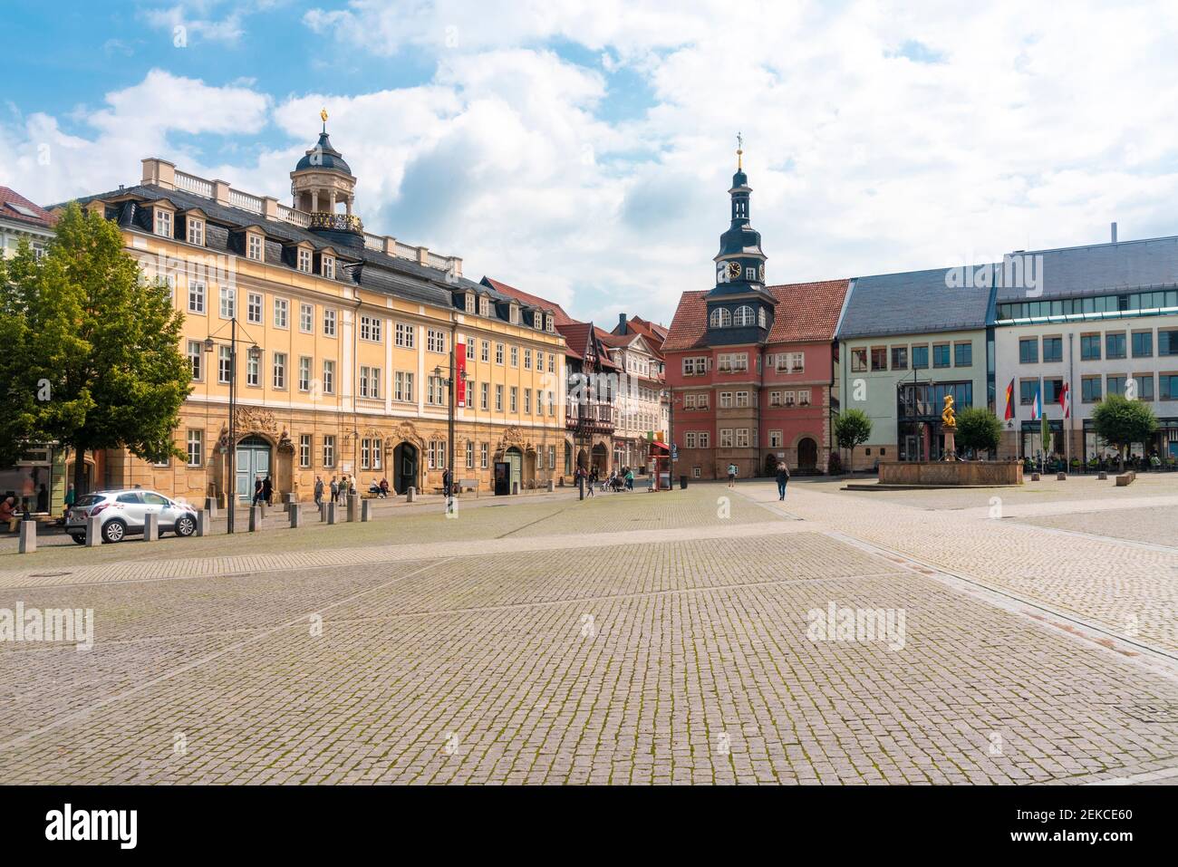 Geschäftsgebäude und Büros von St. George Kirche gegen bewölkten Himmel in Eisenach, Deutschland Stockfoto