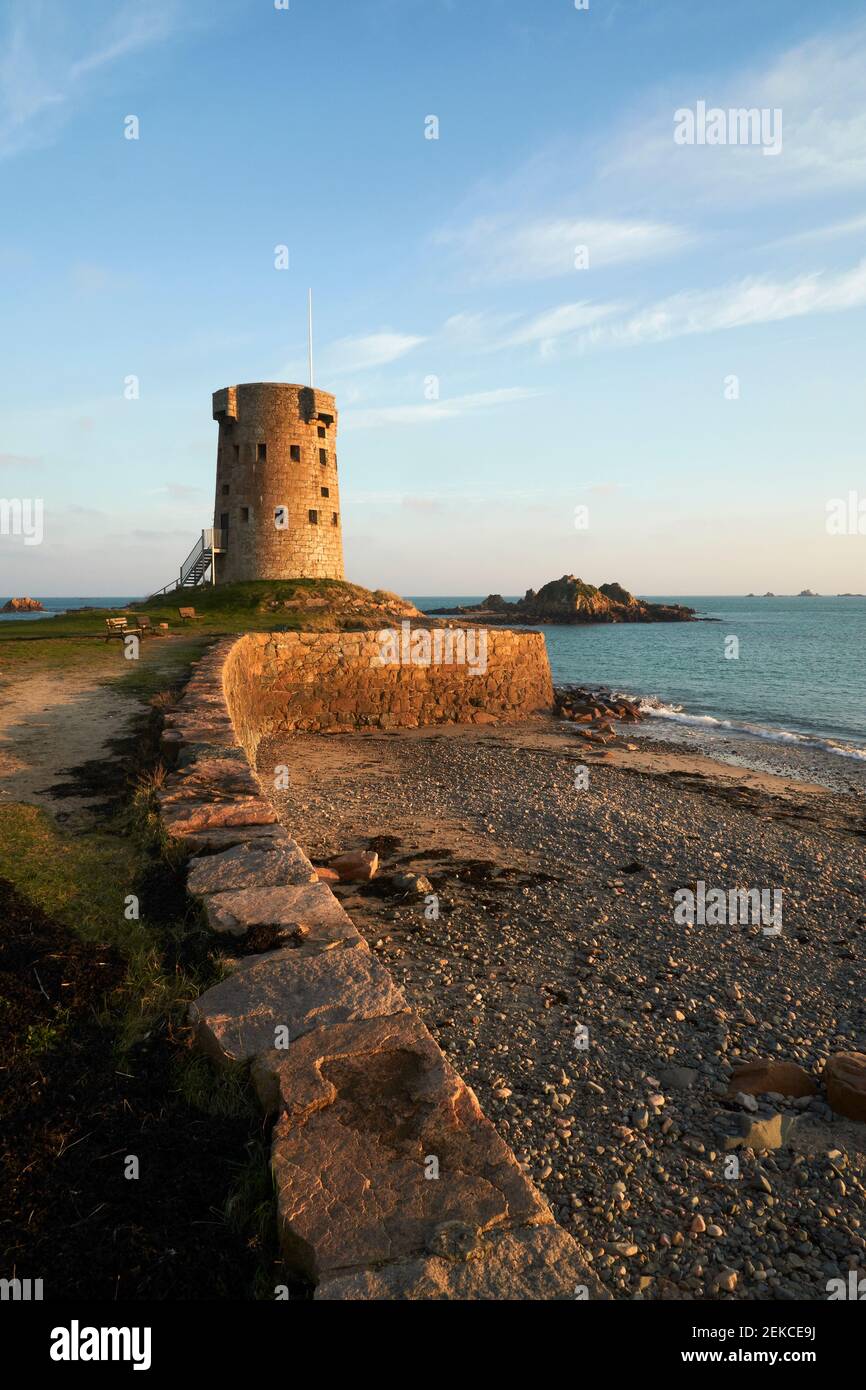 Le Hocq Turm in Jersey, einer der Kanalinseln. Der Turm wurde 1781 gebaut, um gegen die Invasion aus dem Meer zu verteidigen. Stockfoto