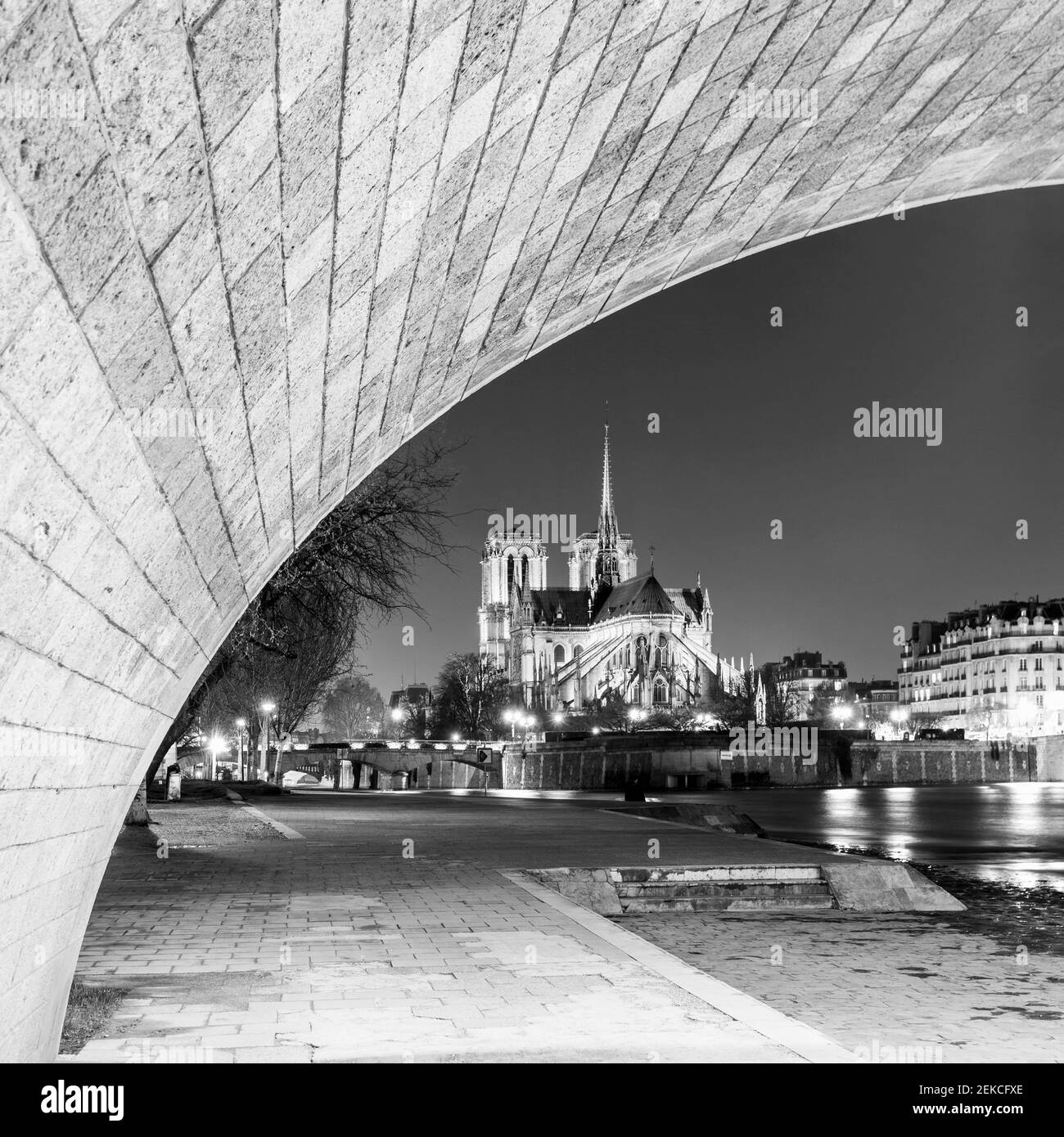 Frankreich, Ile-de-France, Paris, Unterseite der Pont de la Tournelle mit Notre-Dame de Paris im Hintergrund Stockfoto