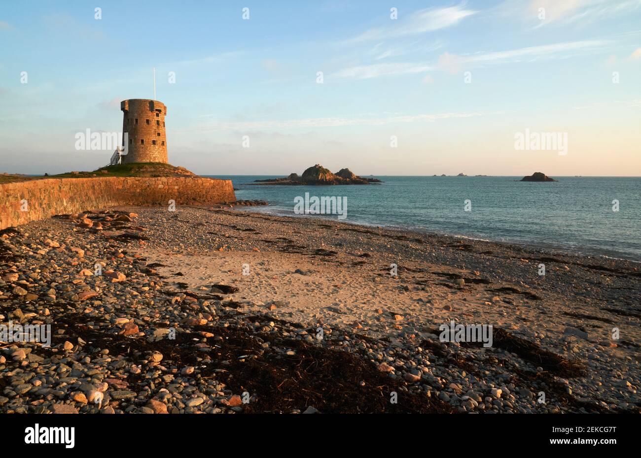 Le Hocq Turm in Jersey, einer der Kanalinseln. Der Turm wurde 1781 gebaut, um gegen die Invasion aus dem Meer zu verteidigen. Stockfoto