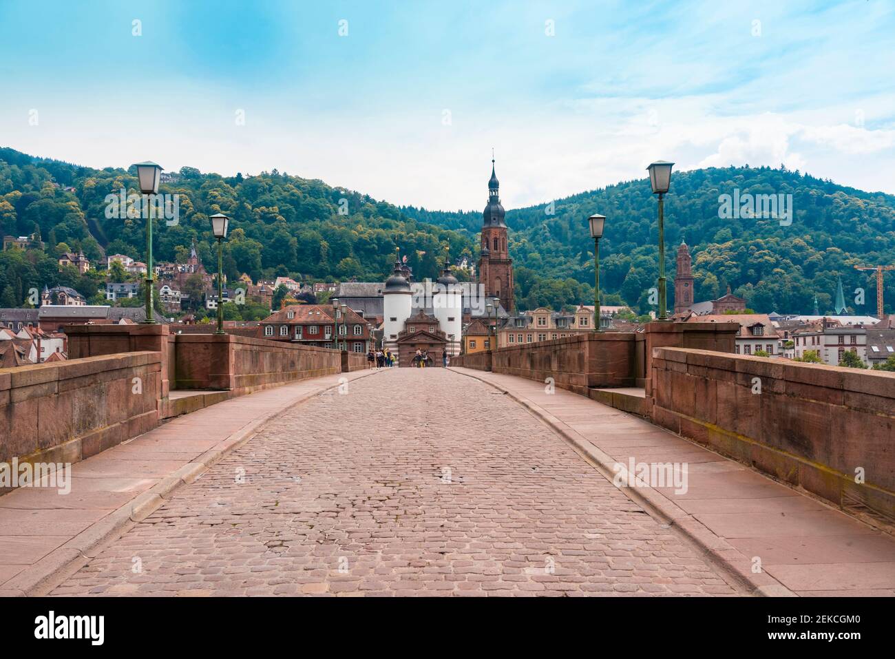 Deutschland, Baden-Württemberg, Heidelberg, Karl-Theodor-Brücke mit Bruckentor im Hintergrund Stockfoto