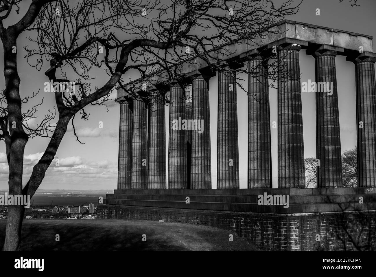 Leeres Nationaldenkmal auf Calton Hill, Edinburgh am sonnigen Tag des Hinweises am Himmel während der Sperre 2021. Aufgenommen in dramatischem Schwarz-Weiß. Stockfoto