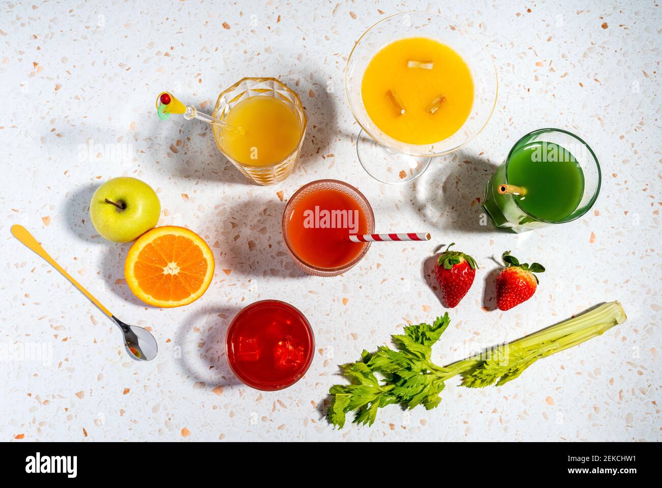 Bunte gesunde Obst Cocktail Gläser auf modernen Terrazzo gehalten Marmor Stockfoto