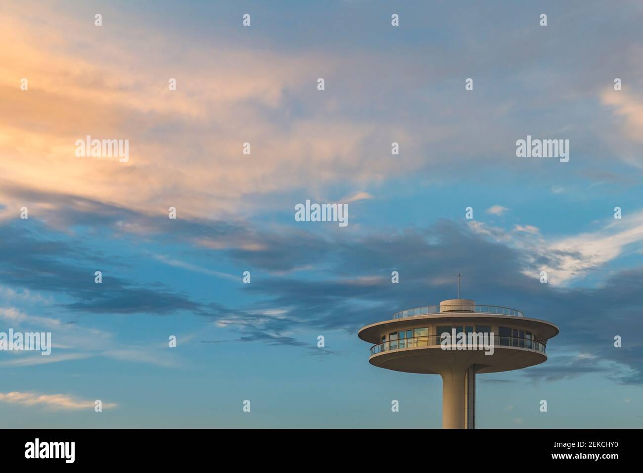 Deutschland, Hamburg, HafenCity Leuchtturm Null gegen den malerischen Himmel Stockfoto