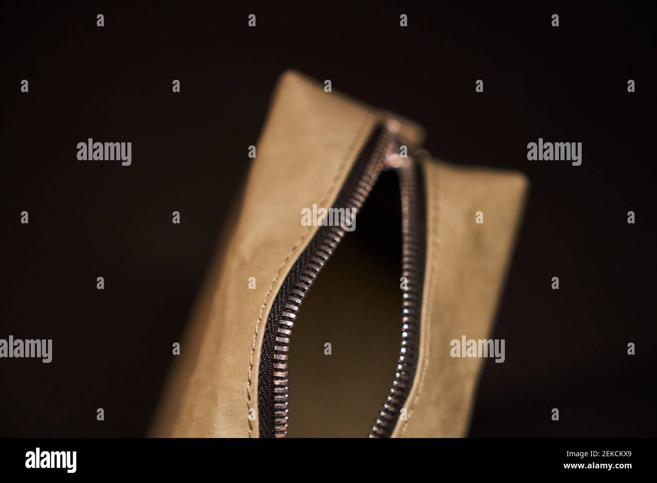 Leere Eco Travel Kosmetiktasche auf schwarzem Hintergrund öffnen. Draufsicht. Make-up und umweltfreundliches Materialnutzungskonzept Stockfoto