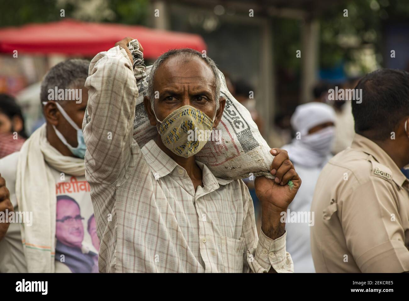 Migranten Arbeiter mit ihren Familien kehren auf der Suche nach Arbeit in die Stadt zurück. Wanderarbeiter und ihre Familien aus Bihar und Uttar Pradesh, die Delhi vor vier Monaten aufgrund der Sperre des Coronavirus verlassen haben, kehren allmählich an ihre Arbeitsplätze zurück. (Foto von Pradeep Gaur / SOPA Images/Sipa USA) Stockfoto