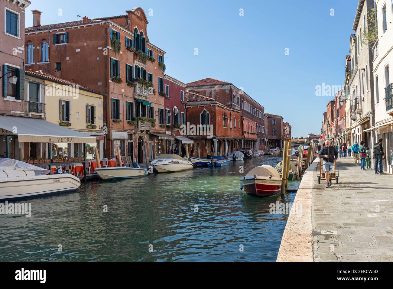 Venezianische Architektur und Boote liegen entlang des Kanals - Rio dei Vetrai auf der Insel Murano, Venedig, Italien. 2020 Stockfoto