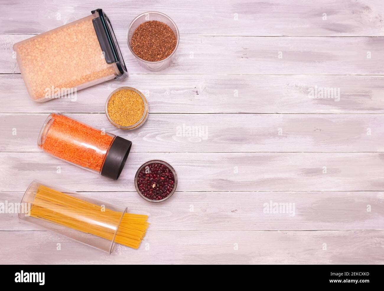 Ein Zero-Waste-Lagerraum. Frühstückselemente, in wiederverschließbaren Plastikgläsern, Müsli, Pasta aufbewahrt. Banken können mehrfach mit Schüttgütern befüllt werden. Stockfoto