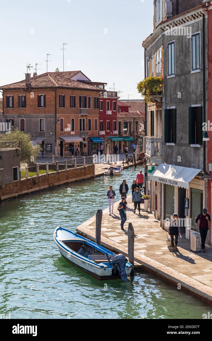 Venezianische Gebäude und Straße entlang des Canal Grande di Murano, Murano, Venedig, Italien Stockfoto