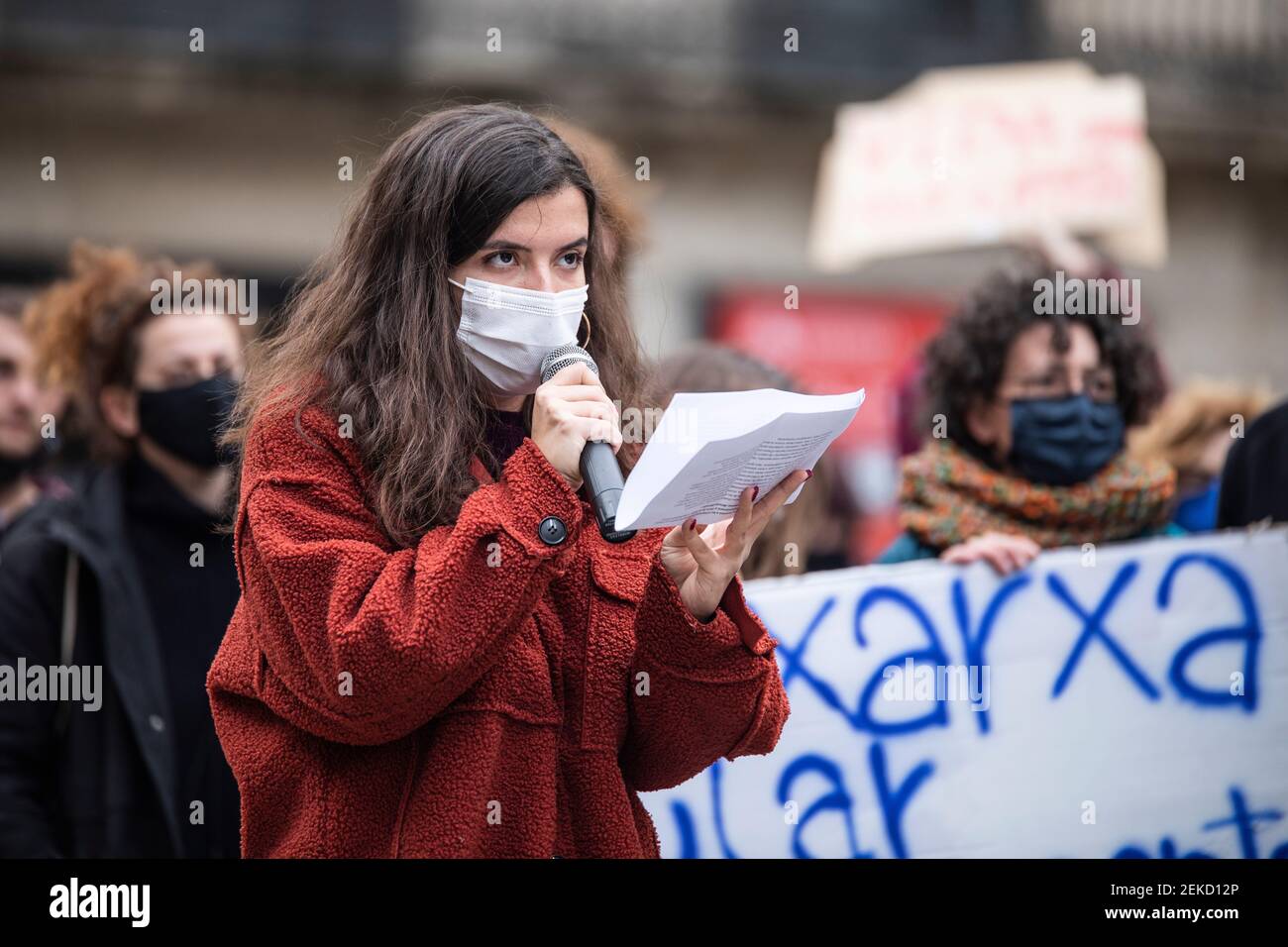 Barcelona, Spanien. 21,02.2021. Konzentration der 'Xarxes de Aliments' (Food Networks) und der 'Xarxes de Suport Mutu' (Mutual Support Networks) von Barcelona in Plaça Sant Jaume unter dem Motto 'Vida abans que Capital' (Leben vor der Hauptstadt). Stockfoto