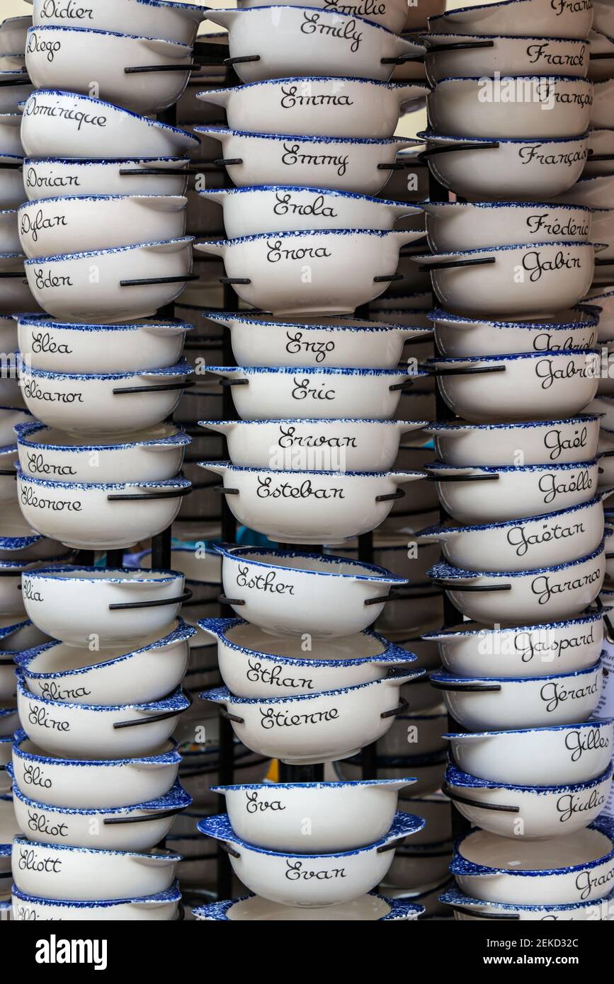 Anzeige der traditionellen bretonischen bemalten Schalen mit Namen angepasst. Einkaufen in der Bretagne, Frankreich Stockfoto