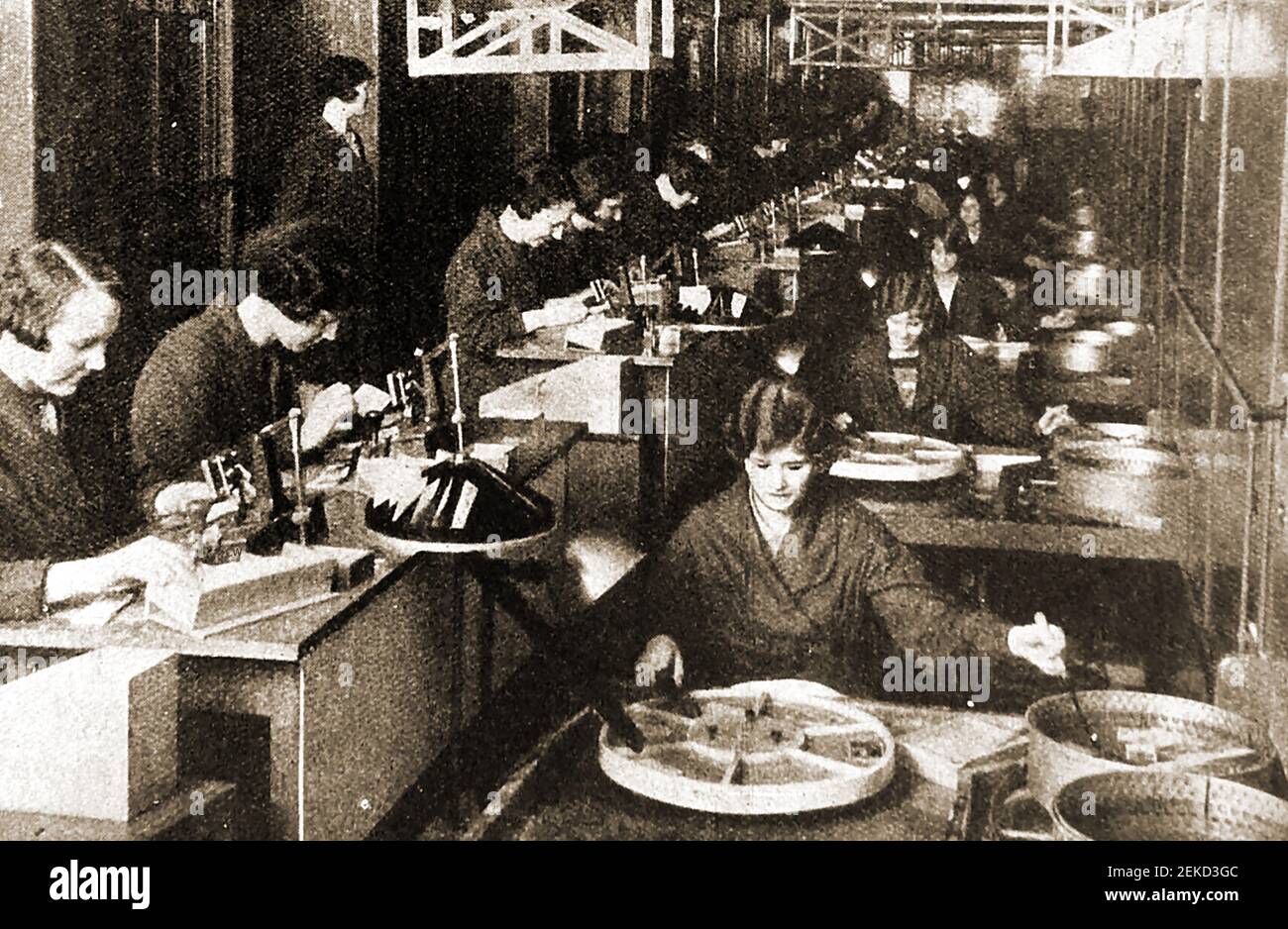 Ein frühes Pressefoto mit Mitarbeitern der Entwicklungs- und Druckabteilung in der Kodak Camera Factory in Harrow, London, England Stockfoto