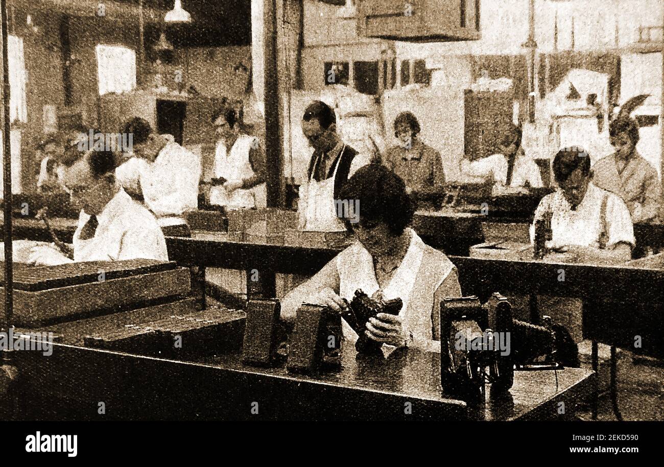 Ein frühes Pressefoto, auf dem Arbeiter der britischen Kodak Factory-Forschungsabteilung beim Überprüfen von Kameras gezeigt werden. Stockfoto