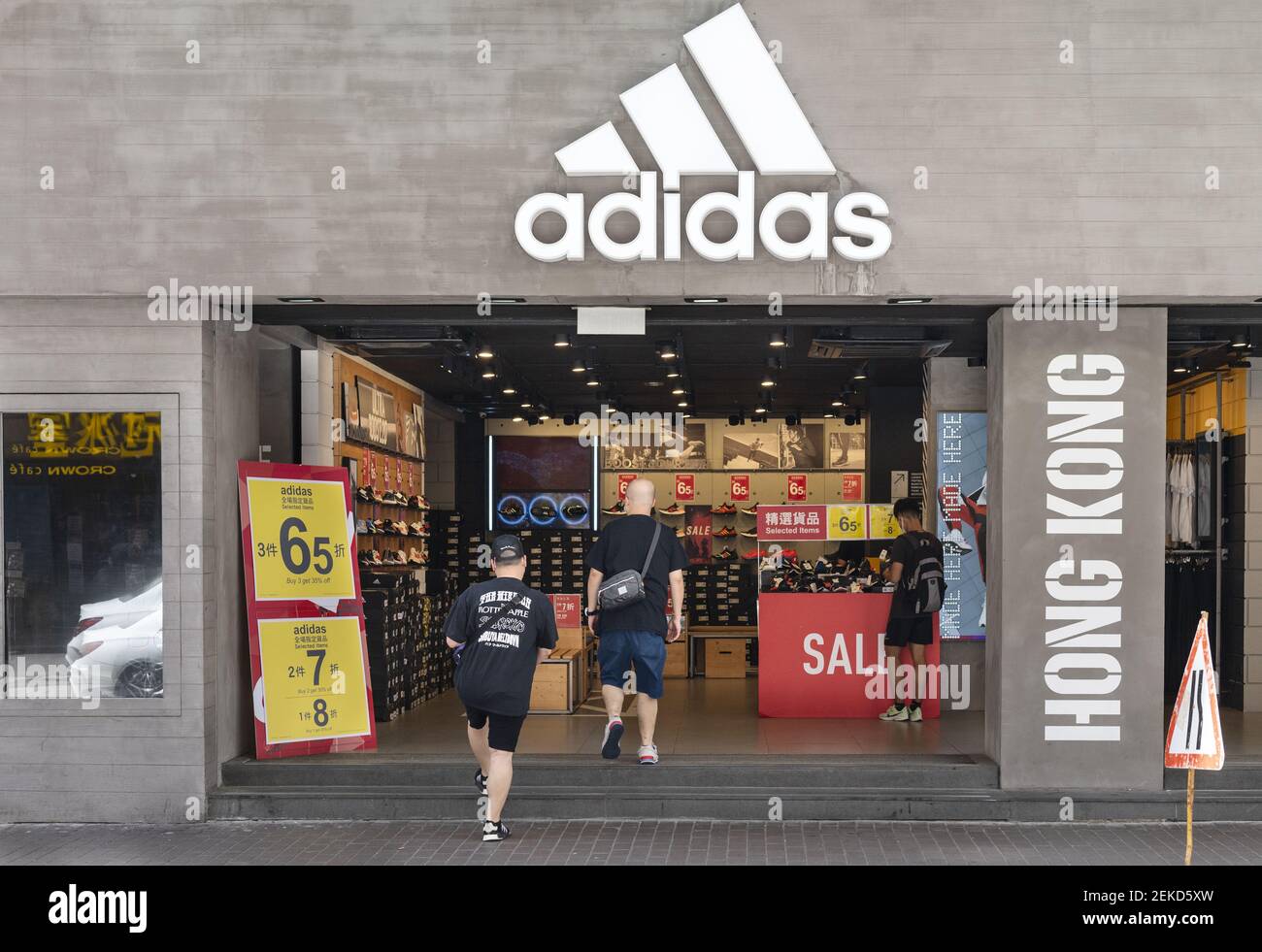 Deutsche multinationale Sportbekleidung Bekleidungsmarke Adidas Store in  Hongkong gesehen. (Foto von Budrul Chukrut / SOPA Images/Sipa USA  Stockfotografie - Alamy
