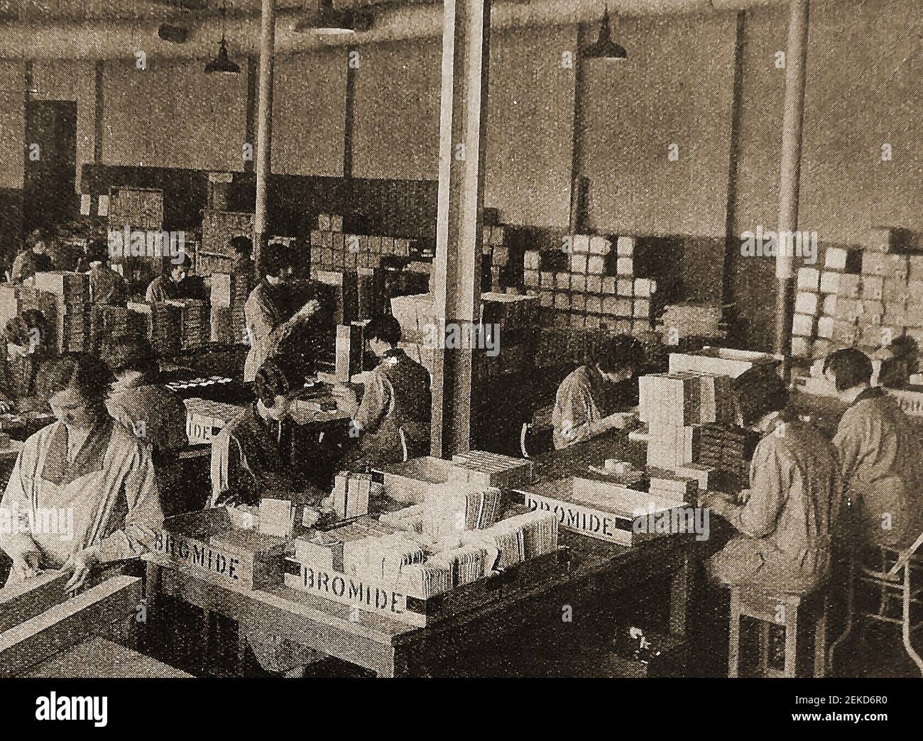 Ein frühes Pressefoto, auf dem Arbeiter in der Kodak Camera Factory in Harrow, London, England, Fotopapiere verpackten.The Kodak Works, Harrow, war ein Forschungs- und Entwicklungszentrum für Fotoproduktion am Grabstone Drive, Harrow, North West London.die Laborabteilung in Harrow wurde 1929 eröffnet und zum europäischen Forschungszentrum von Kodak. Stockfoto