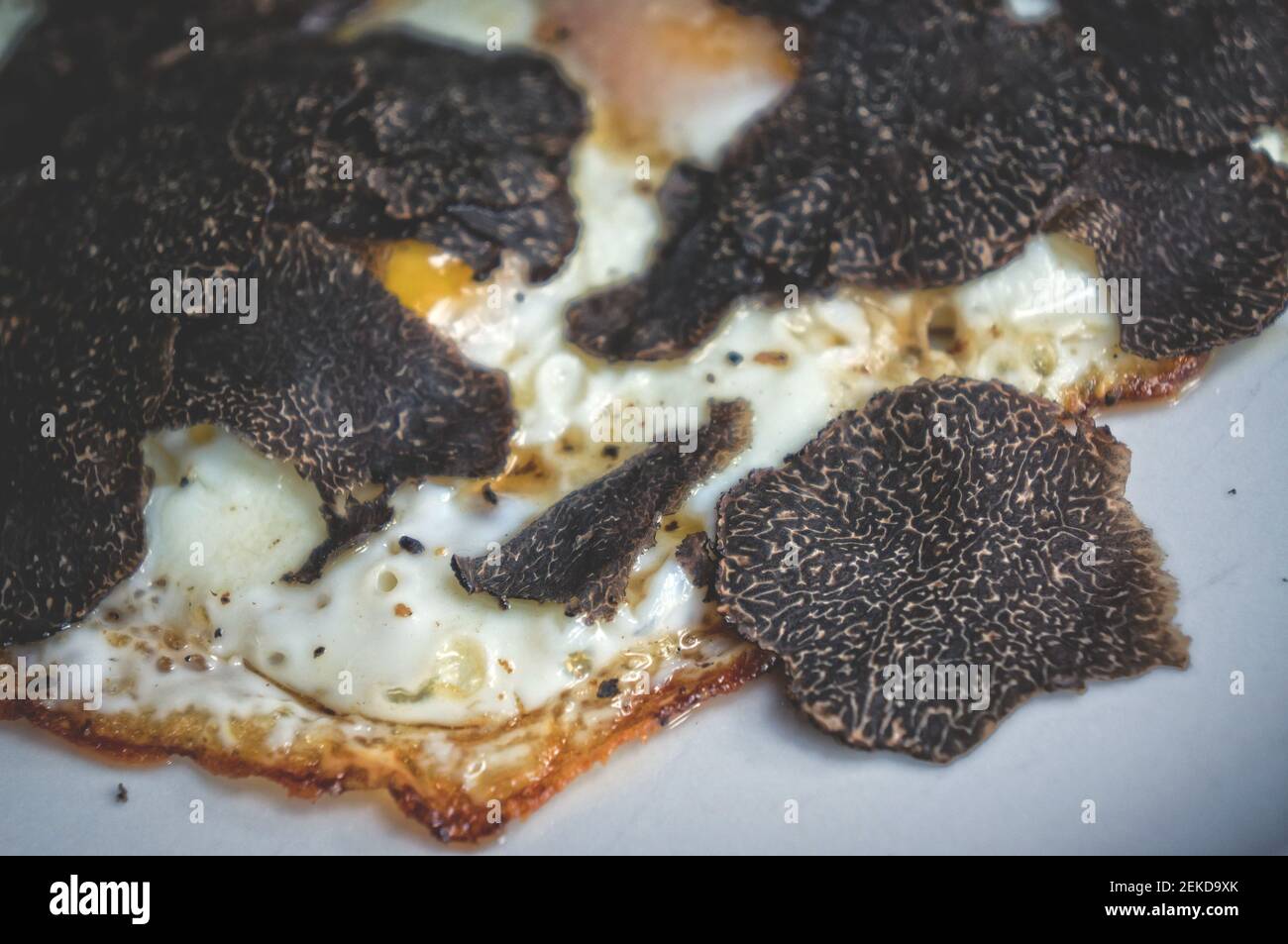 Spiegeleier mit Trüffeln aus der Nähe Stockfoto