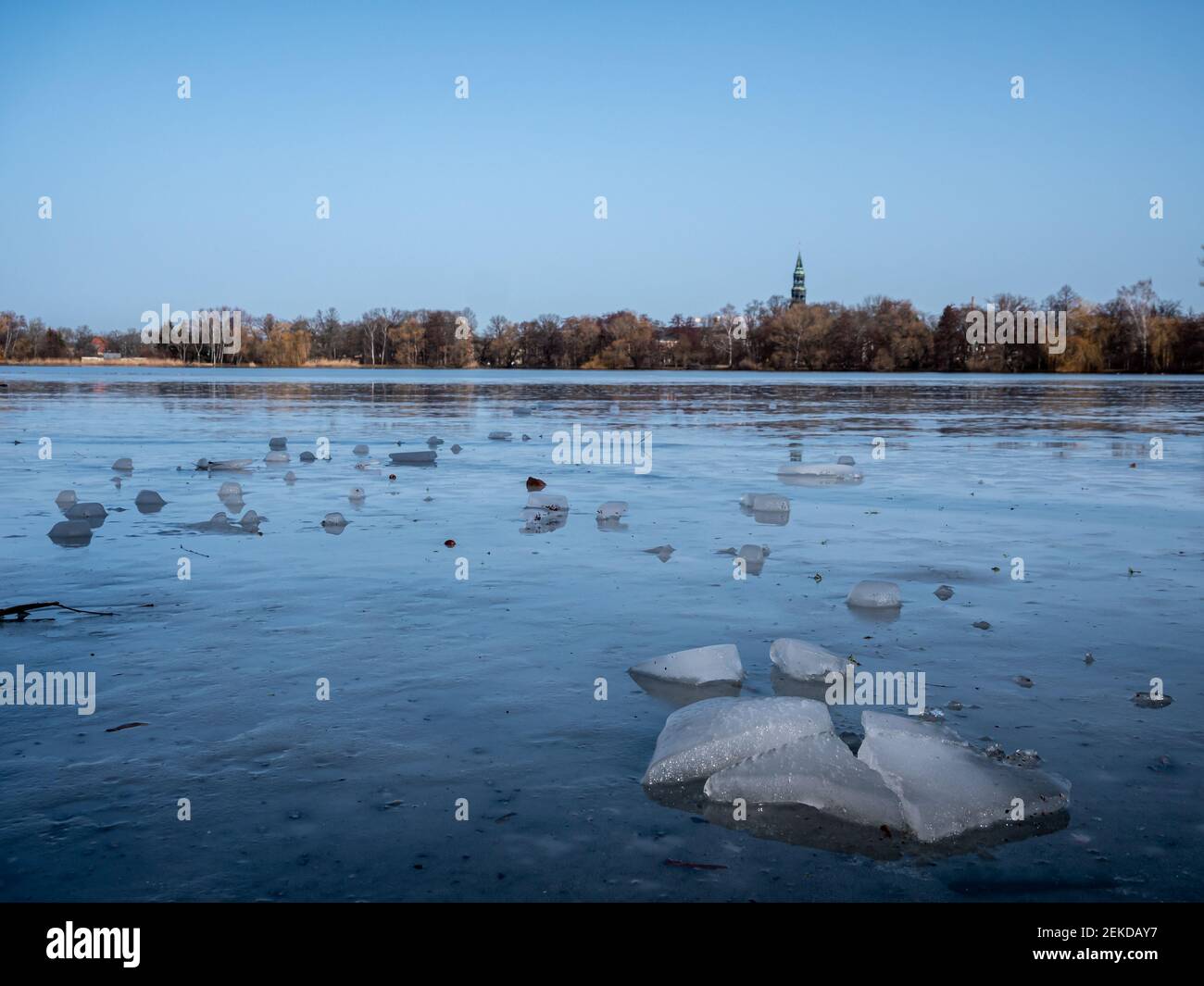 Vorsicht vor dem Risiko, dass Eis am See bricht Stockfoto