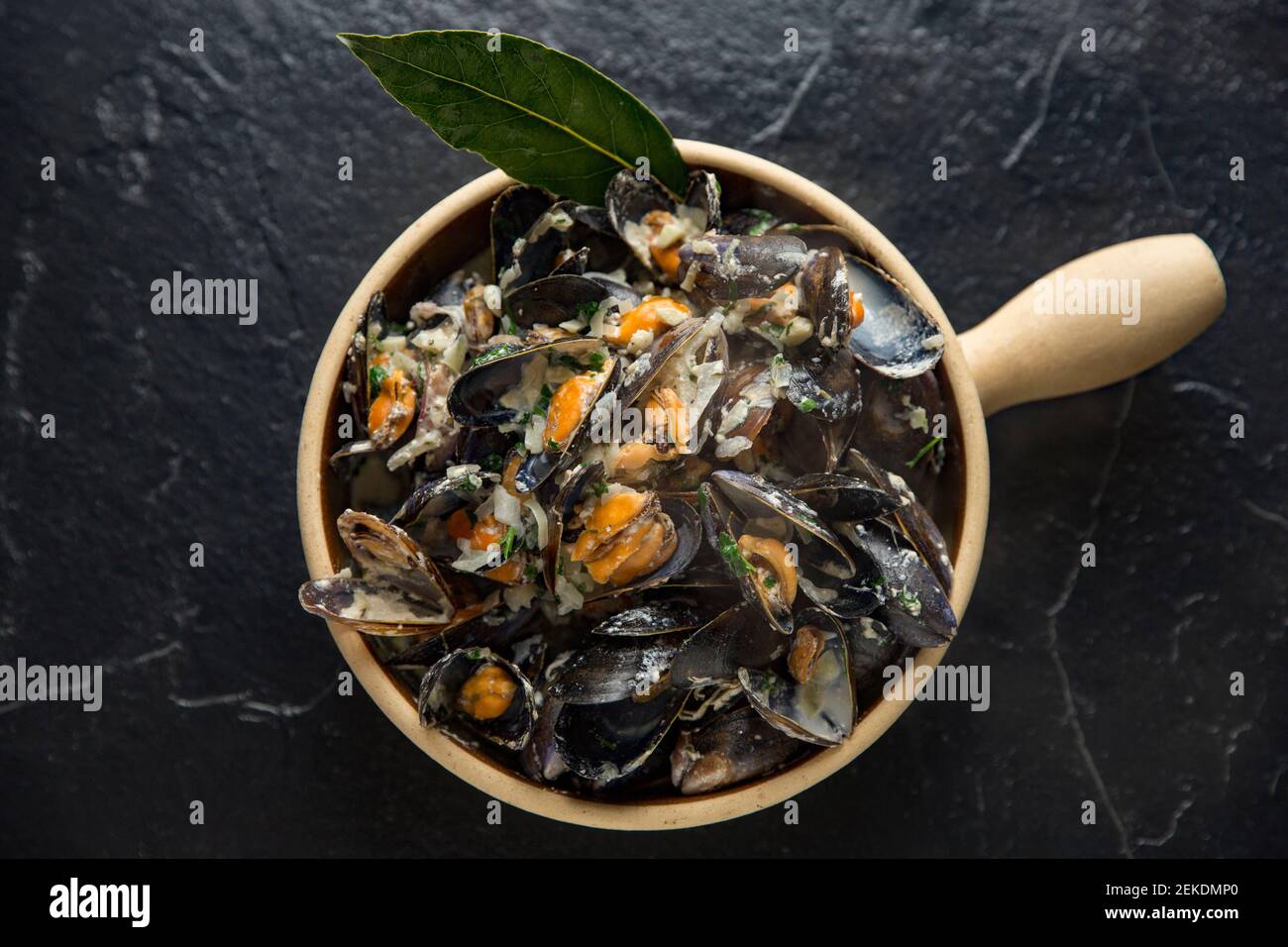 Schottische Muscheln, die in einem Waitrose-Supermarkt gekauft wurden und mit Butter, Pfeffer, Sahne, Lorbeerblättern, Thymian, onio Stockfoto