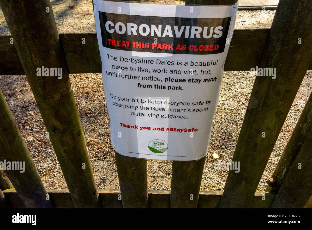 Schild warnt Besucher, weg von Matlock Bath in bleiben Der Derbyshire Peak District England während der ersten britischen Coronavirus National Lockdown April 2020 Stockfoto