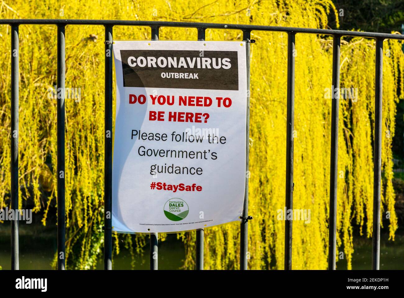 Schild warnt Besucher, weg von Matlock Bath in bleiben Der Derbyshire Peak District England während der ersten britischen Coronavirus National Lockdown April 2020 Stockfoto