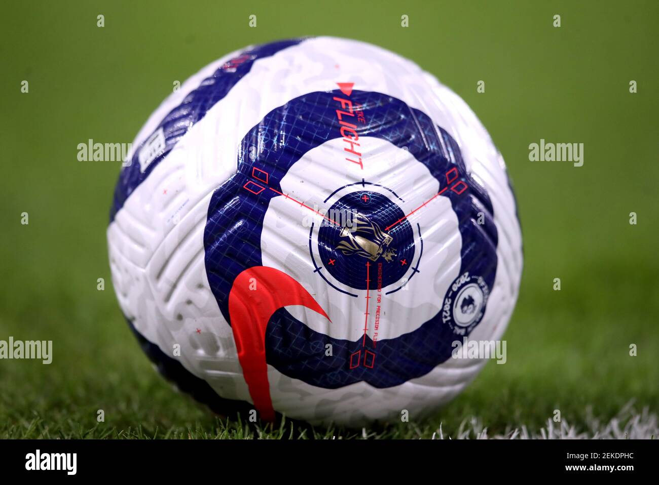 Ein allgemeiner Blick auf den Nike Flight Ball auf dem Spielfeld vor dem Premier League-Spiel im Molineux Stadium, Wolverhampton. Bilddatum: Freitag, 19. Februar 2021. Stockfoto