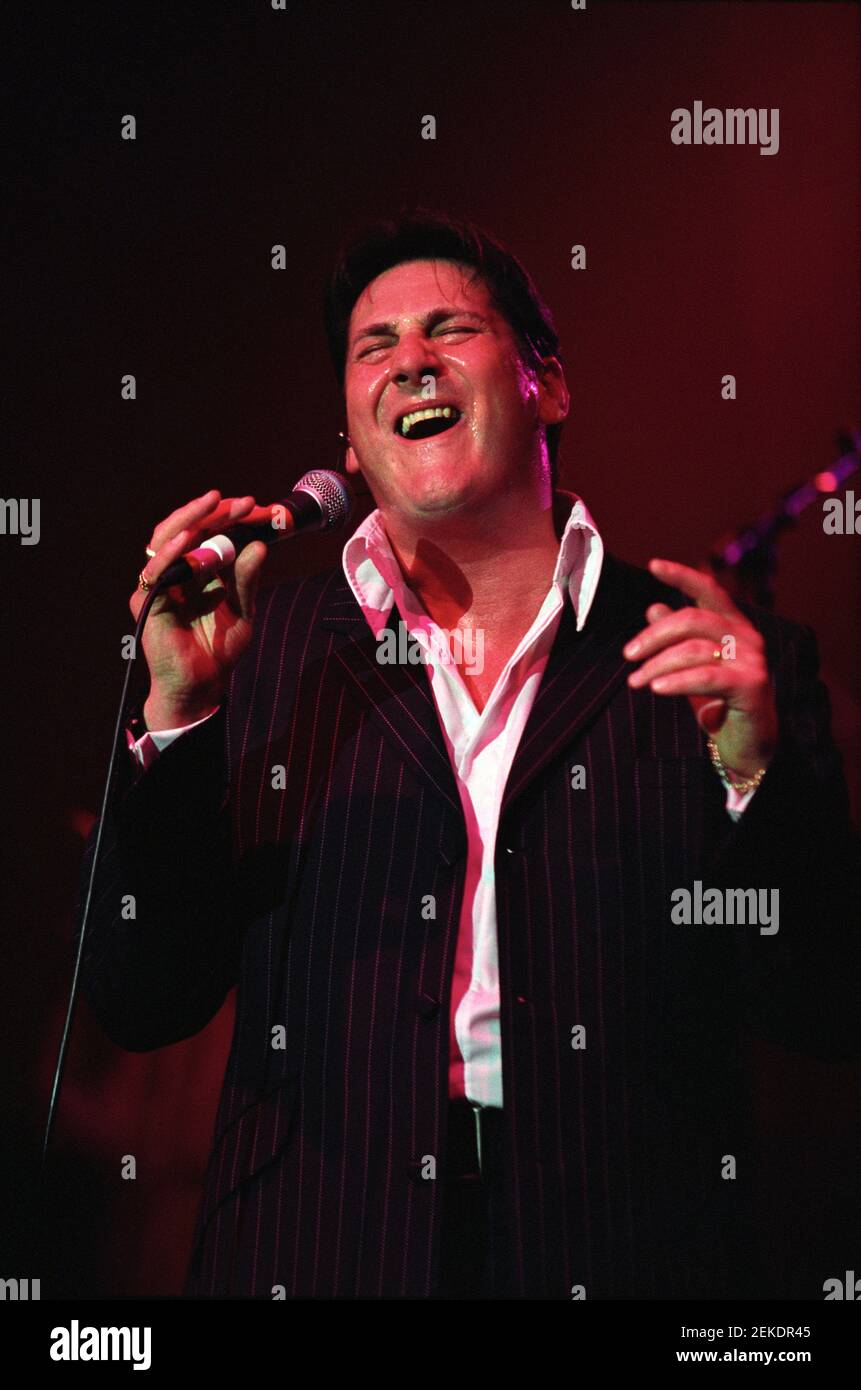 Tony Hadley auf der Bühne beim 'The Here and Now 80s Concert' in der Wembley Arena in London, Großbritannien. 25th. April 2002 Stockfoto