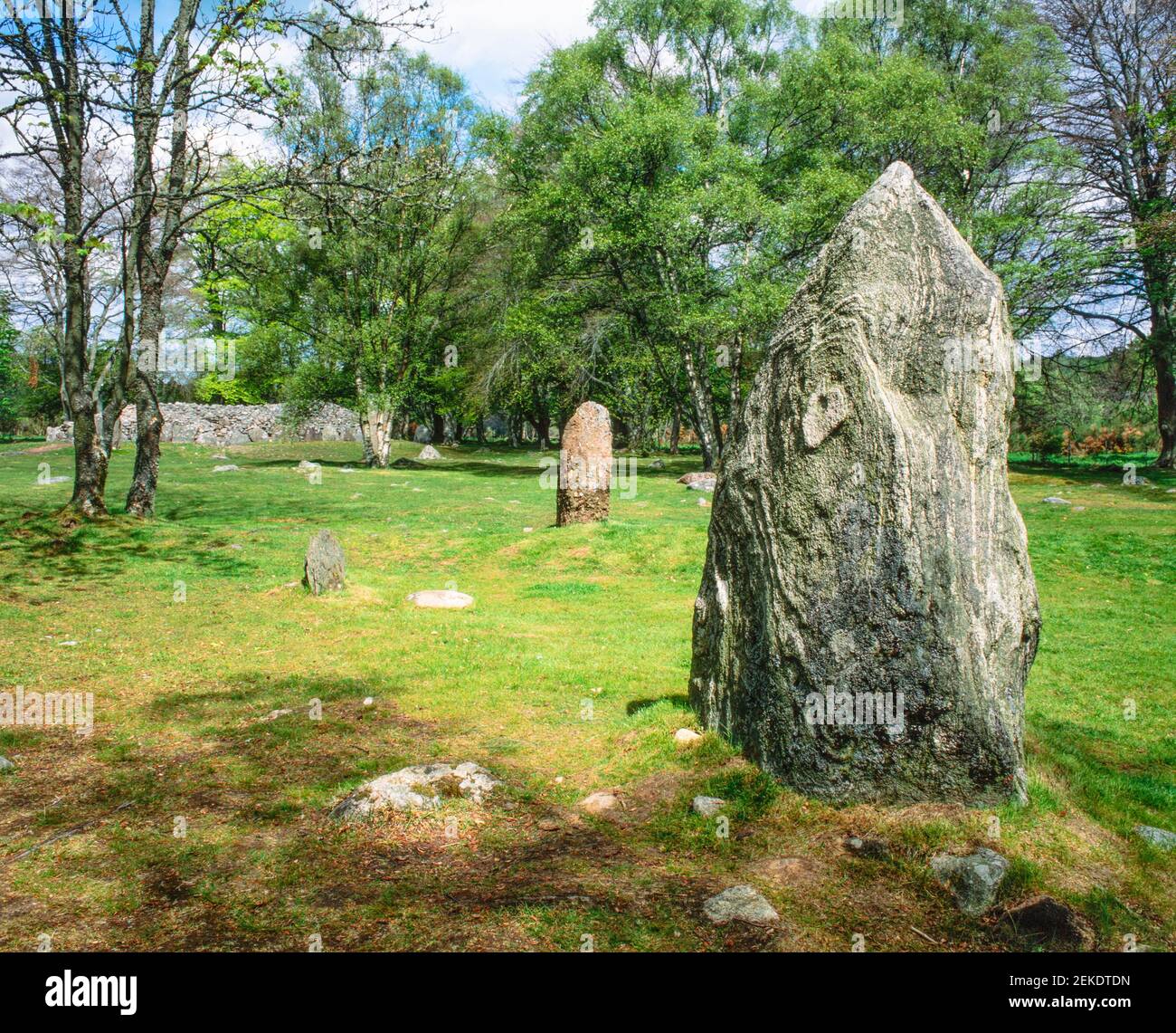 Stehender Stein oder Monolith, Teil des Steinkreises und Grabhügel der Bronzezeit Clava Cairns in den schottischen Highlands. Balnuaran von Clava im Clava Cairns Komplex in der Nähe von Culloden, Inverness Schottland GB Großbritannien Europa Stockfoto