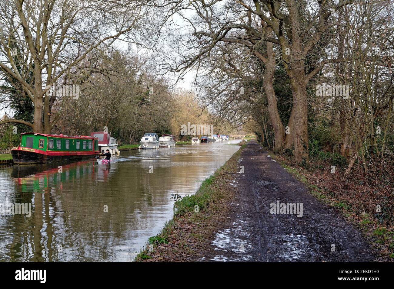 Der Fluss Wey Schifffahrtskanal bei New Haw auf A Winter Tag, Surrey England Großbritannien Stockfoto