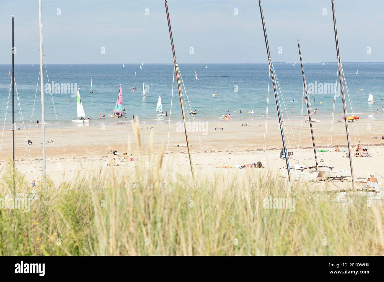 Segler am Strand, Bretagne, Saint Cast le Guildo, Saint Malo, Cote Armor, Frankreich Stockfoto