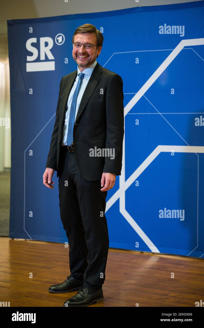 23. Februar 2021, Saarland, Saarbrücken: Martin Grasmück, zukünftiger Direktor des Saarländischen Rundfunks (SR), steht vor einem Stand mit dem SR-Logo. In der siebten Wahlrunde wurde Grasmück gewählt. Foto: Oliver Dietze/dpa Stockfoto