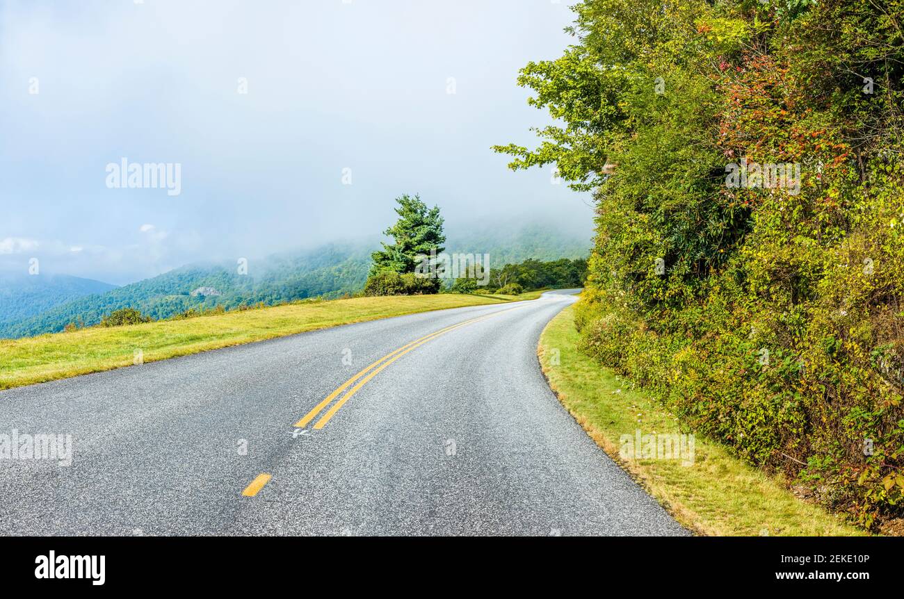 Straße in den Bergen, Blue Ridge Parkway, North Carolina, USA Stockfoto