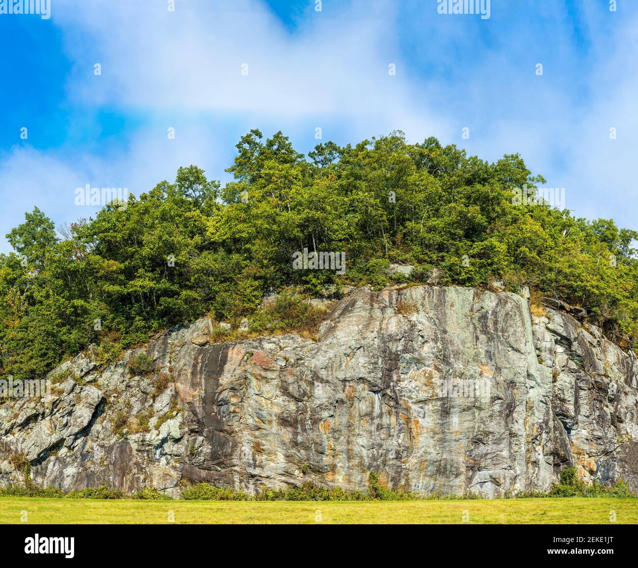 Waldbau auf Felsformation gesehen vom Blue Ridge Parkway in North Carolina, USA Stockfoto
