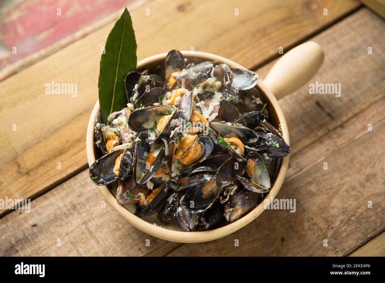 Schottische Muscheln, die in einem Waitrose-Supermarkt gekauft wurden und mit Butter, Pfeffer, Sahne, Bayleaves, Thymian, Zwiebel Stockfoto