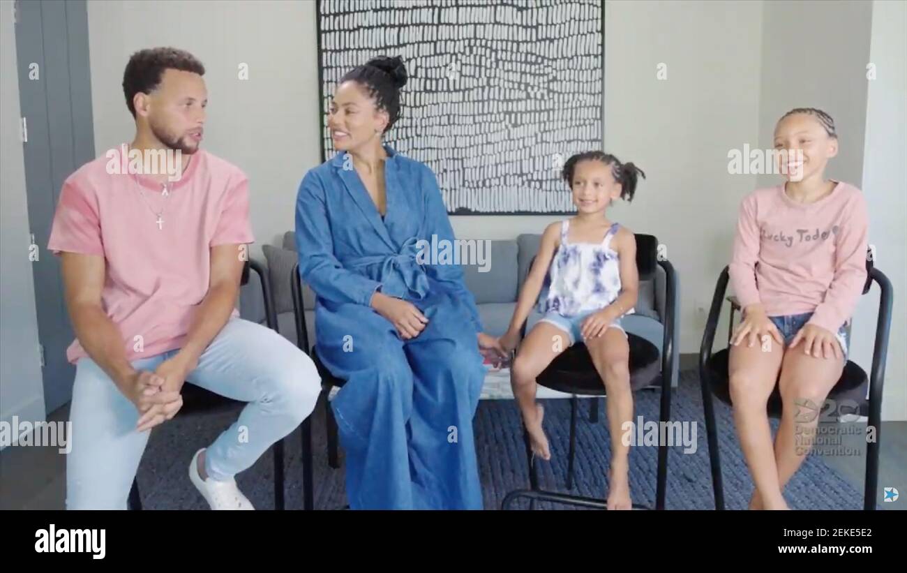 Steph Curry Ayesha Curry und ihre Kinder Riley Elizabeth Curry und Ryan Carson Curry sprechen in der vierten Nacht der 2020 Democratic National Convention am Mittwoch 20 2020. August. Der ehemalige Vi...