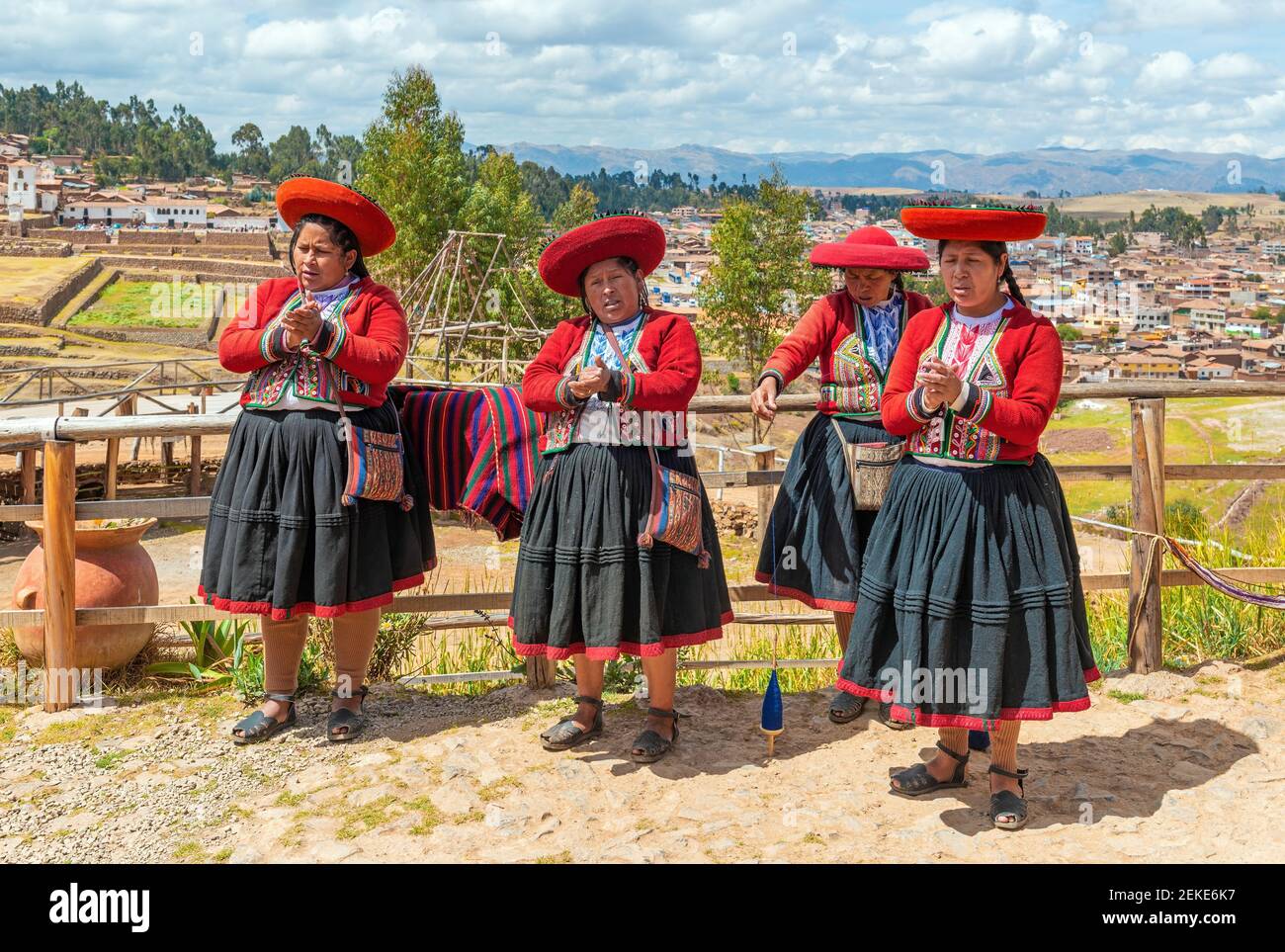 Peruanische indigene Quechua Frauen in traditioneller Kleidung im Heiligen Tal der Inka, Chinchero, Peru. Stockfoto