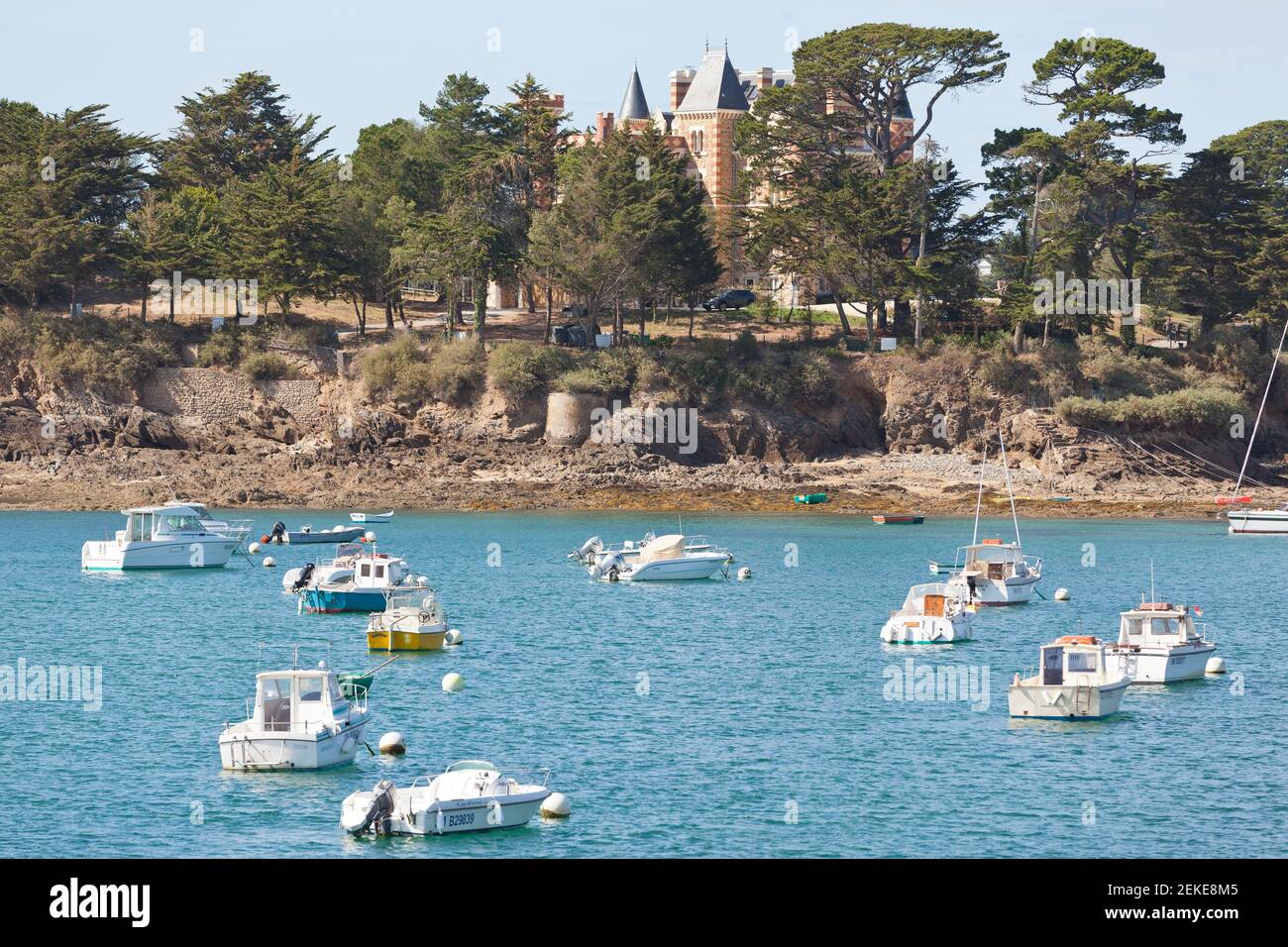 Bootshafen mit Schiffen und dem Schloss in Saint Briac sur Mer, Bretagne, Cotes Armor, Frankreich Stockfoto