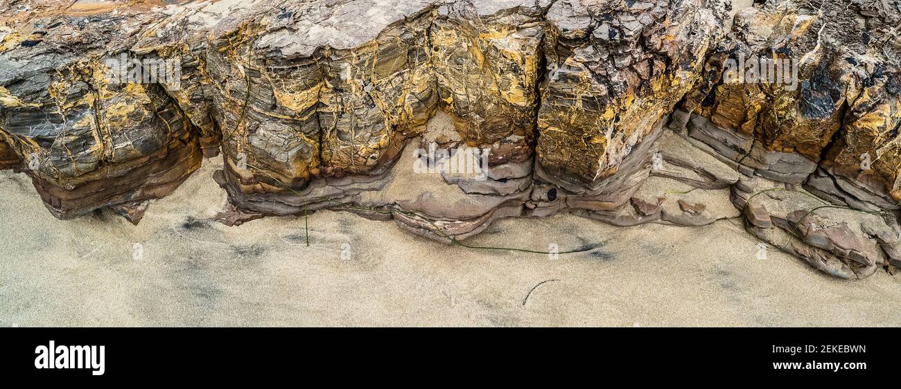 Felsformation am Sandstrand, Crystal Cove State Park, Newport Beach, Kalifornien, USA Stockfoto