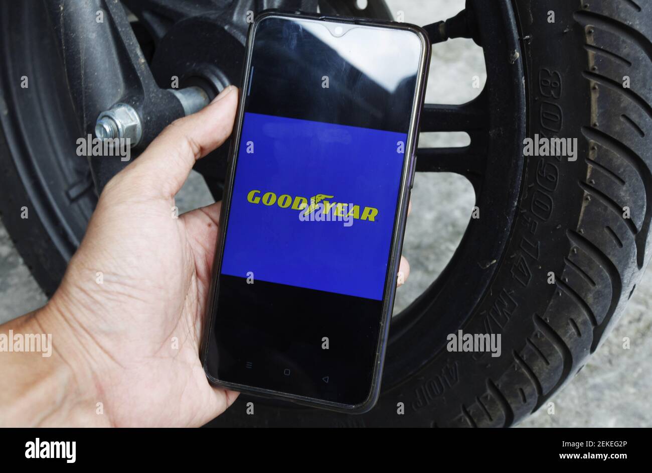 In dieser Fototafel wird ein Goodyear-Logo auf einem Smartphone in Jakarta,  Indonesien, am 23. August 2020 angezeigt. Präsident Donald Trump  boykottierte offiziell den Reifenhersteller Goodyear, nachdem das Foto der  verstreuten Präsentation in