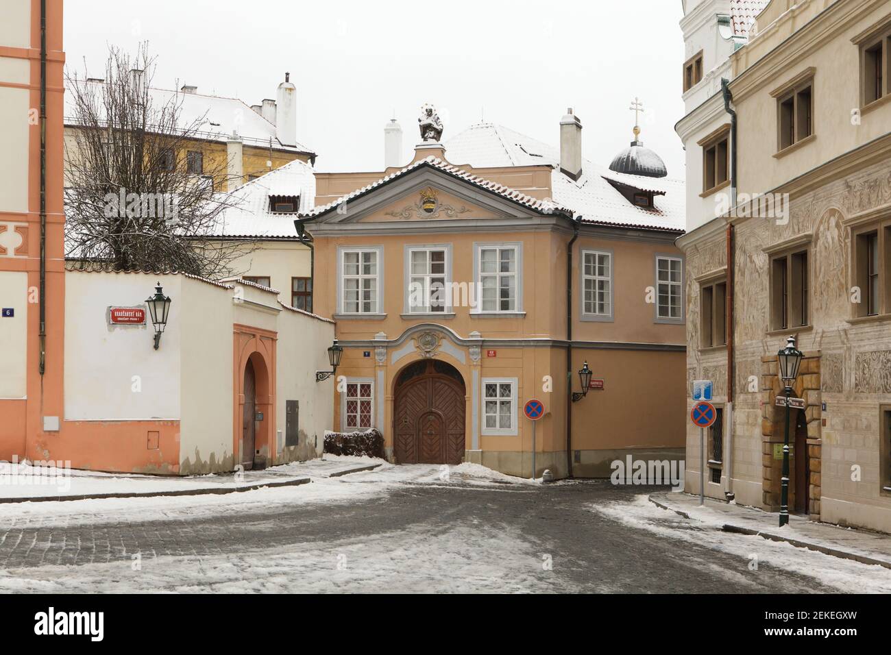 Chapter Residenz auch bekannt als Mozarthaus auf dem Hradčanské-Platz im Stadtteil Hradčany in Prag, Tschechische Republik. Das Rokoko-Haus wurde im Film "Amadeus" des tschechischen Filmregisseurs Miloš Forman (1984) als Heimat des österreichischen Komponisten Wolfgang Amadeus Mozart in Wien genutzt. Stockfoto