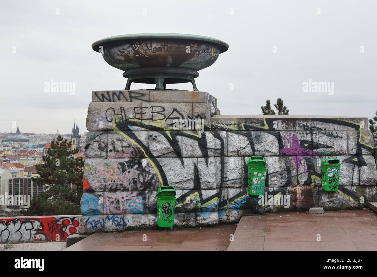 Bronzeschale im Untergeschoss des ehemaligen Denkmals des sowjetischen Diktators Joseph Stalin im Letná Park (Letenské sady) in Prag, Tschechische Republik. Stockfoto