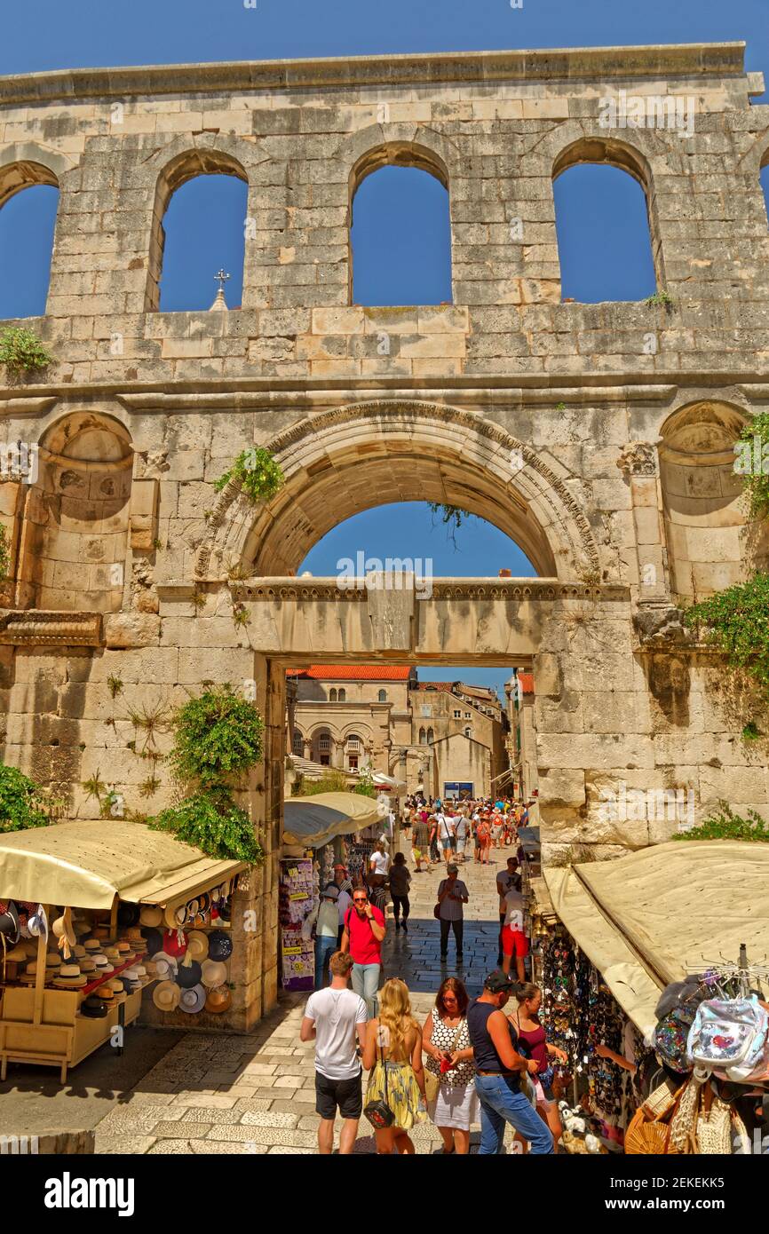 Torbogen Eingang zum Palast des römischen Kaisers Diokletian in Split in der dalmatinischen Region von Kroatien. Stockfoto