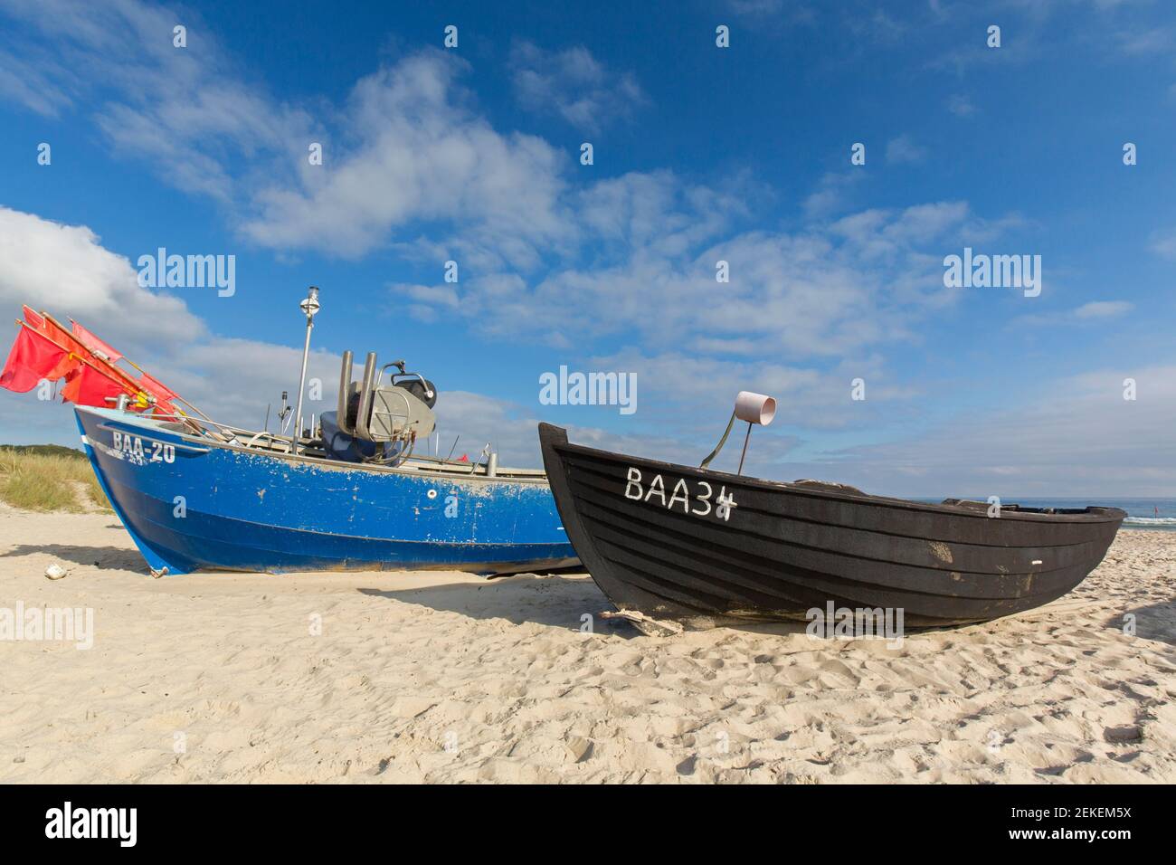 Zwei Fischerboote am Strand entlang der Ostsee bei Baabe auf der Insel Rügen / Rügen, Mecklenburg Vorpommern, Deutschland Stockfoto