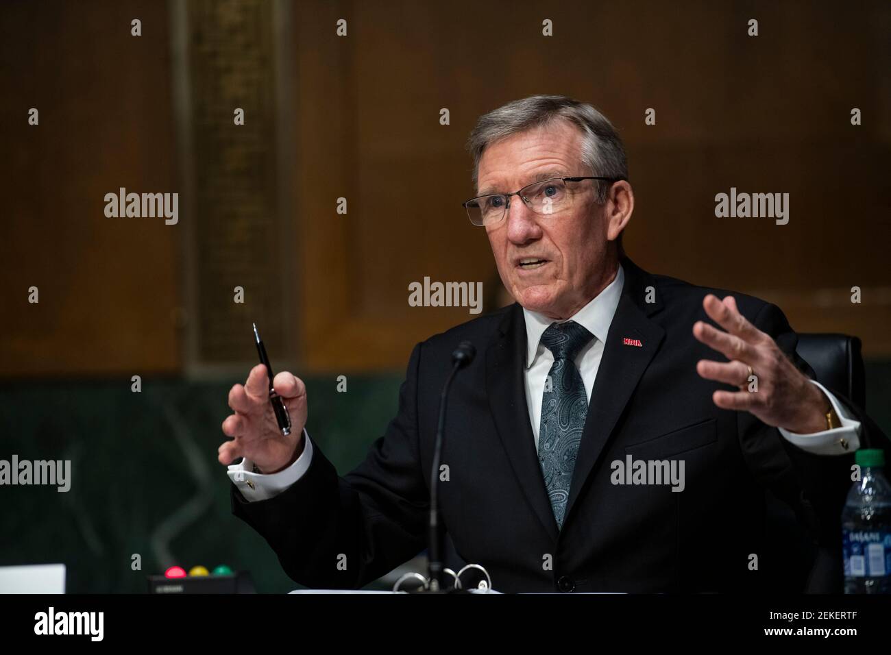 General Herbert J. Carlisle, USAF (ausgeschieden) / Präsident und Chief Executive Officer, National Defence Industrial Association, reagiert auf Fragen während einer Anhörung des Senatsausschusses für bewaffnete Dienste, um neue Technologien und ihre Auswirkungen auf die nationale Sicherheit zu untersuchen, im Dirksen Senate Office Building in Washington, DC, Dienstag, 23. Februar 2021. Kredit: Rod Lampey / CNP Verwendung weltweit Stockfoto