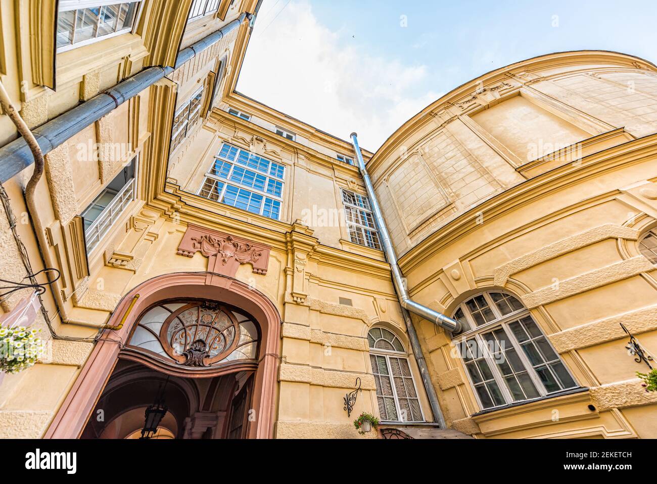 Lviv, Ukraine historischen ukrainischen Lvov Stadt Altstadt am Sommertag mit Gebäude Eingang für Haus der Wissenschaftler gelbe Architektur Stockfoto