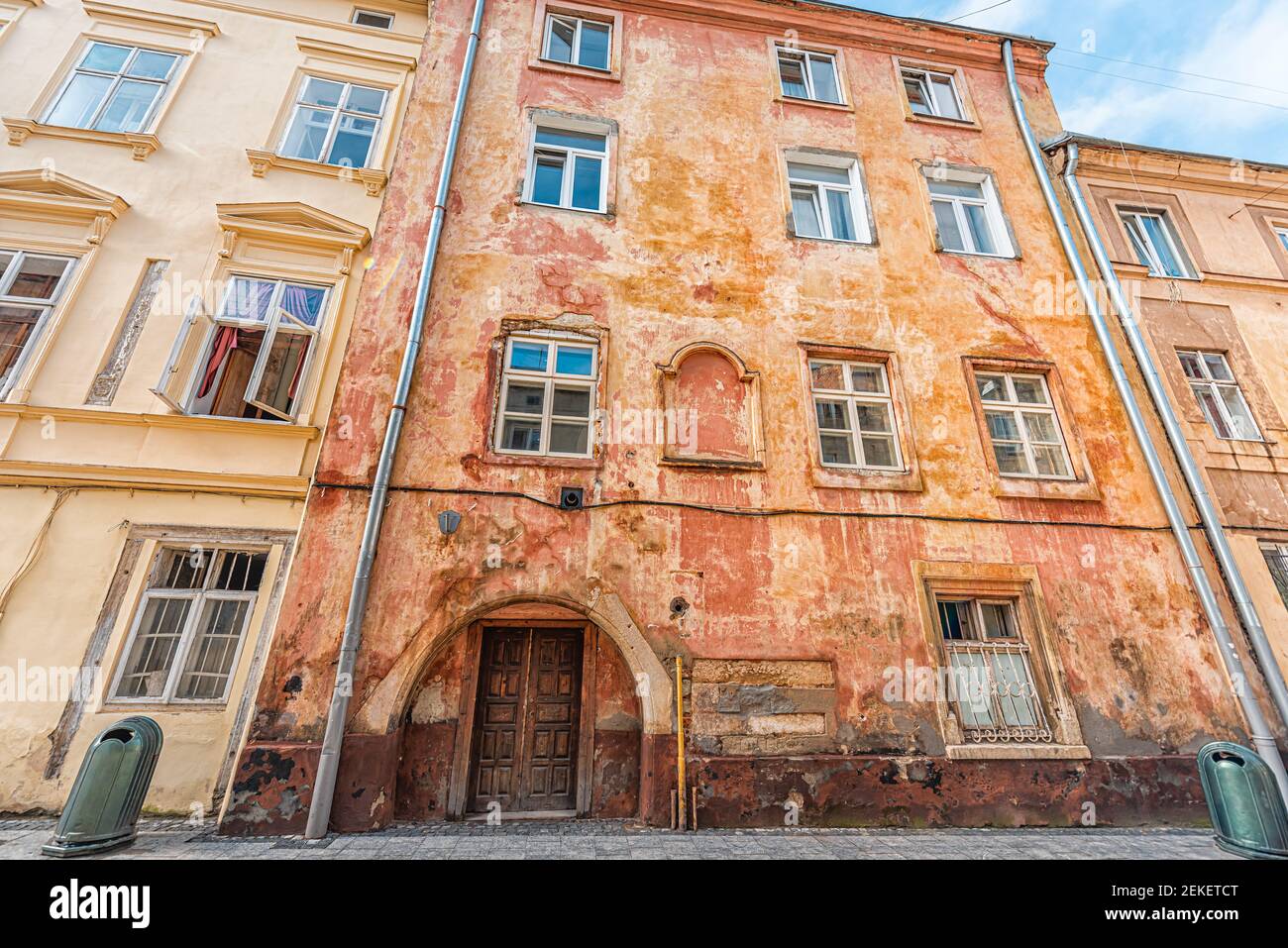 Lviv Ukraine alt heruntergekommenes historisches altes Appartementhaus mit Fenstern Architektur im Sommer und schälende Wand Weitwinkel Blick außen Stockfoto