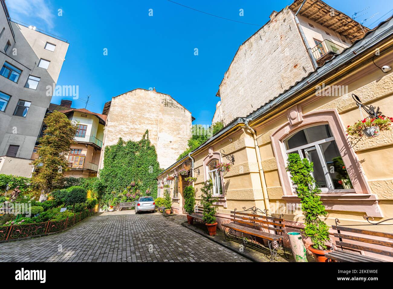 Lviv, Ukraine historischen ukrainischen Lvov Stadt Altstadt am Sommertag mit Gebäuden in kleinen engen vintage Retro-Gasse in der Nähe Haus der Wissenschaftler Stockfoto