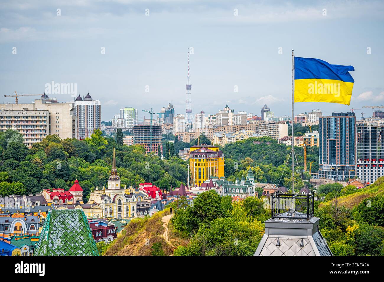 Kiew, Ukraine Stadtbild von Kiew und ukrainische Flagge winken im Wind im Sommer in Podil Bezirk und bunte neue Gebäude Stockfoto