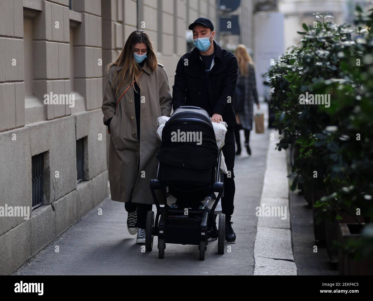 Mailand Christian Eriksen Und Familie In Der Mitte Christian Eriksen Fussballspieler Von Inter Und Der Nationalmannschaft Von Danemark Nach Einem Mittagessen In Einem Bekannten Restaurant In Der Mitte In Einer Boutique Im