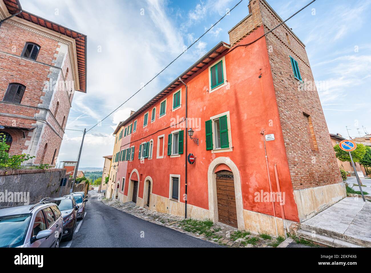 Chiusi, Italien kleine historische Stadt Dorf Stadt in der Toskana mit bunten roten Haus Gebäude im Sommer und Zeichen für die Via della villetta und niemand Stockfoto