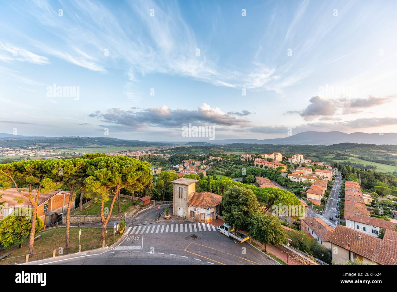 Chiusi Sonnenuntergang Abend in der Toskana, Italien mit Dachhäusern auf Berglandschaft sanfte Hügel und bunte malerische Stadtlandschaft mit blauem Himmel Stockfoto